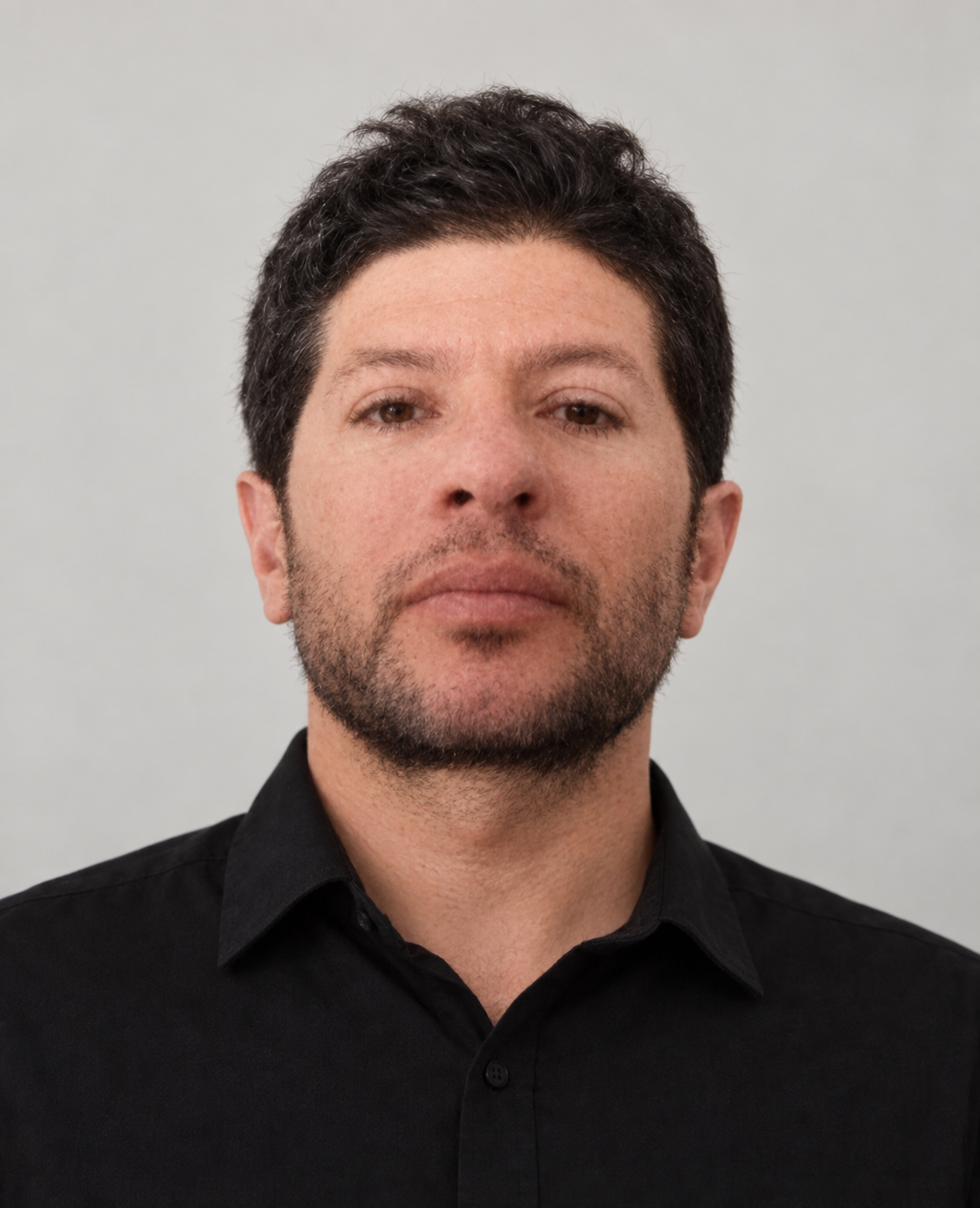 Retrato profesional del Dr. Esteban Álvaro, abogado penalista